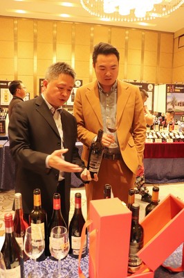 歐亞春酒業(yè)攜西班牙寶嵐酒莊大中華區(qū)大使星城長沙推廣葡萄酒文化