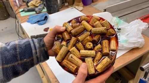 喝過(guò)的紅酒塞不要扔,勾兌上環(huán)氧樹脂加工,成品還能賣好幾百塊